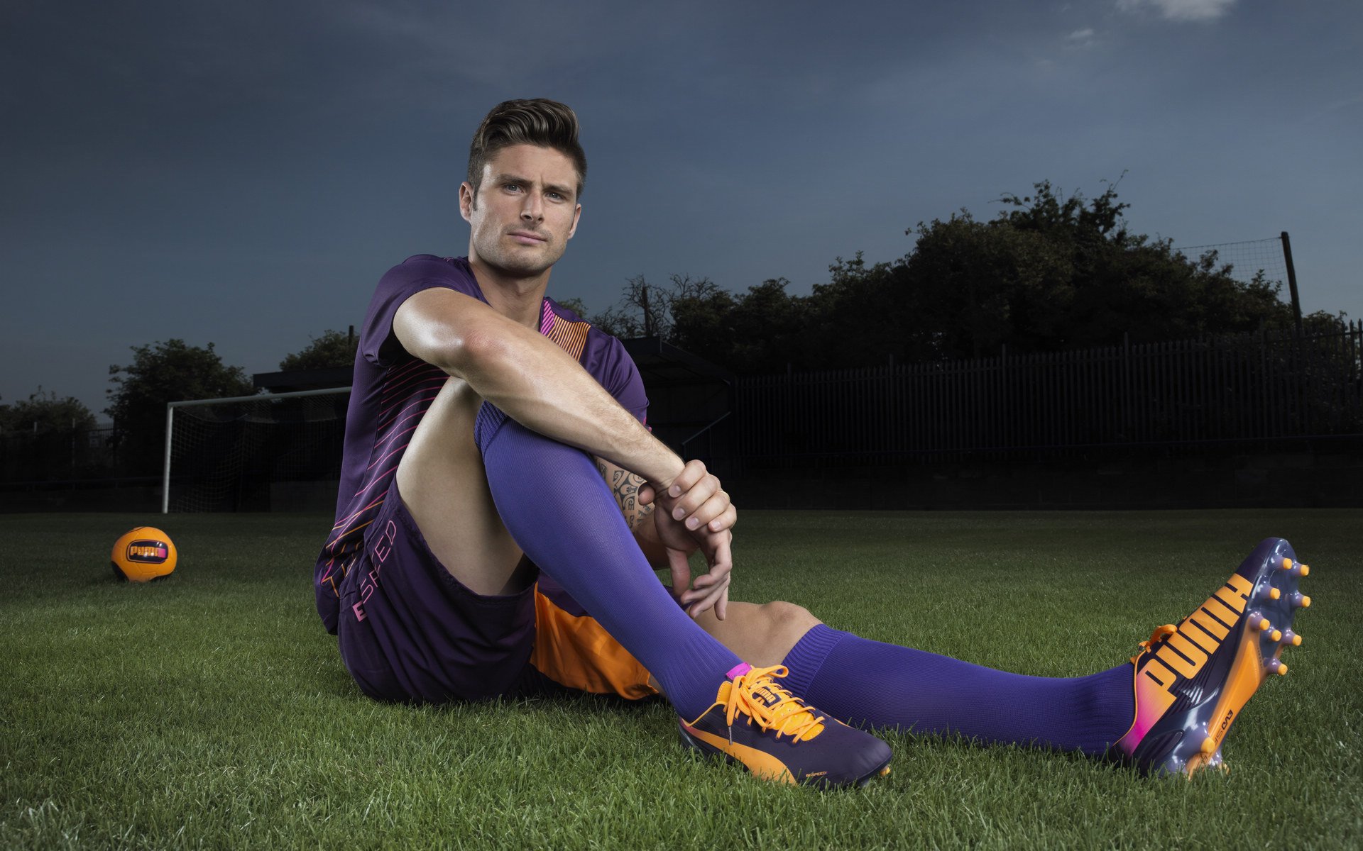 李恩：在比赛中不断突破对方防线，为全黑队制造无限威胁，搜索李恩